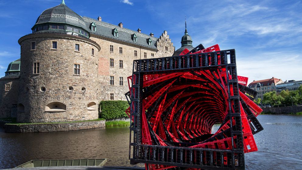En stor legoliknande spiral i plast framför Örebro slott