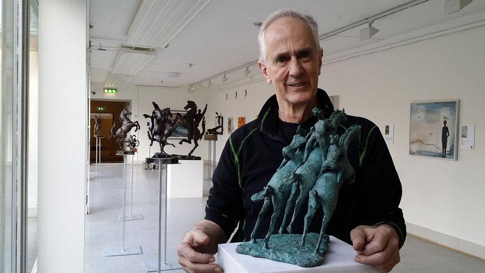 Skulptören Richard Brixel framför sin skulptur ”Dream I”.
