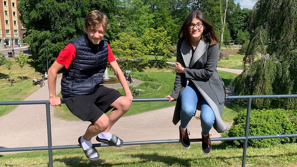 Carl Lennström och Lea Raduli i Halmstad är två ungdomar som tvingats styra om sina sommarplaner på grund av covid-19.