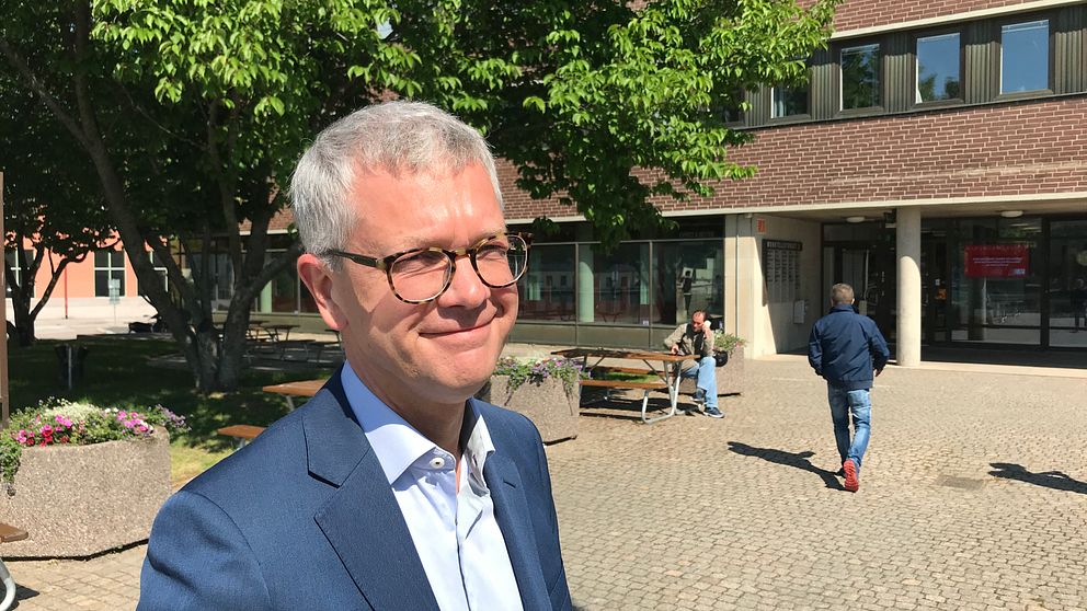 Kent Persson, samhällspolitisk chef på bostadsbolaget Heimstaden, utanför Kommunfastigheters kontor i Eskilstuna.