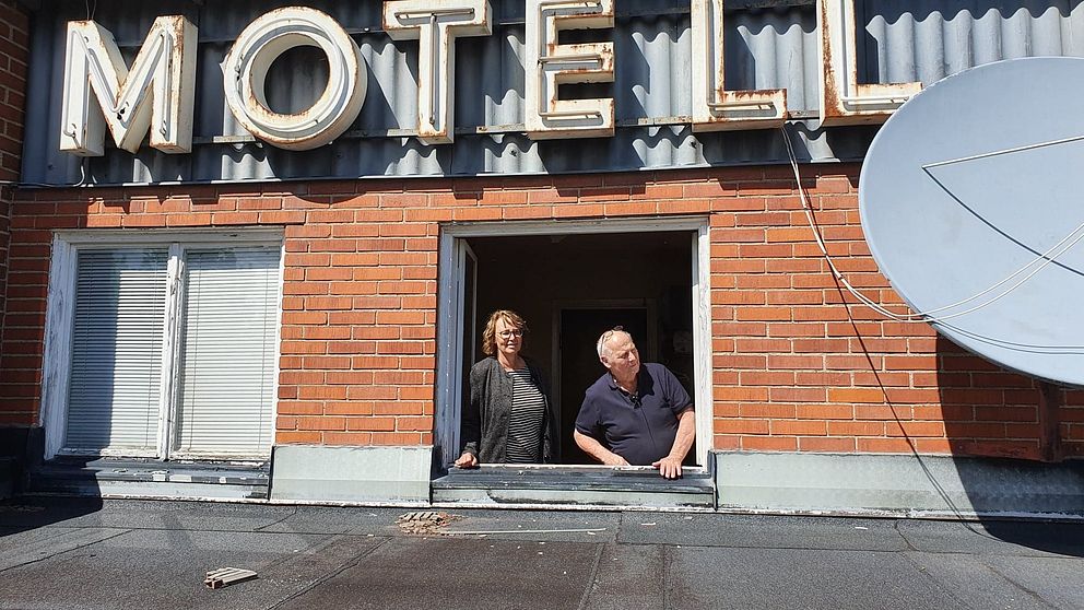 Tina Karlsson och Siegfried Dzikus kikar ut från Motell Filbyter