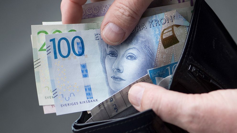 Nya svenska sedlar i en plånbok.