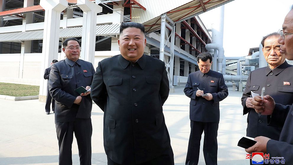 Nordkoreas ledare Kim Jong Un (mitten). Foto distribuerat av landets regering 1 maj 2020 efter att Kim varit borta från offentligheten i 20 dagar.