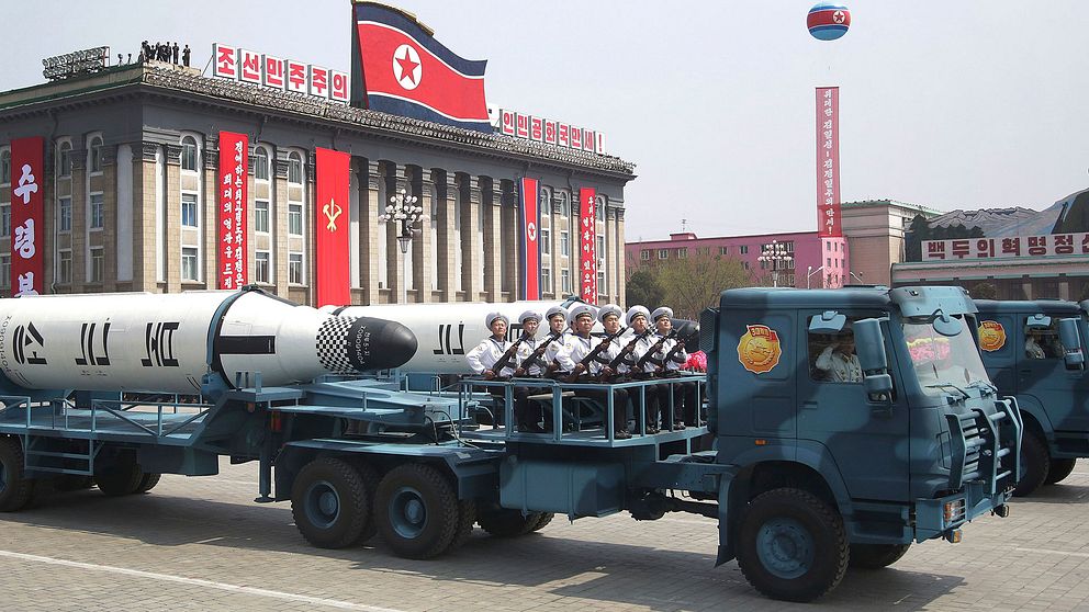 Nordkorea visar vad som uppges vara ballistiska robotar till en ubåt vid en militärparad i Pyongyang den 15 april 2017.