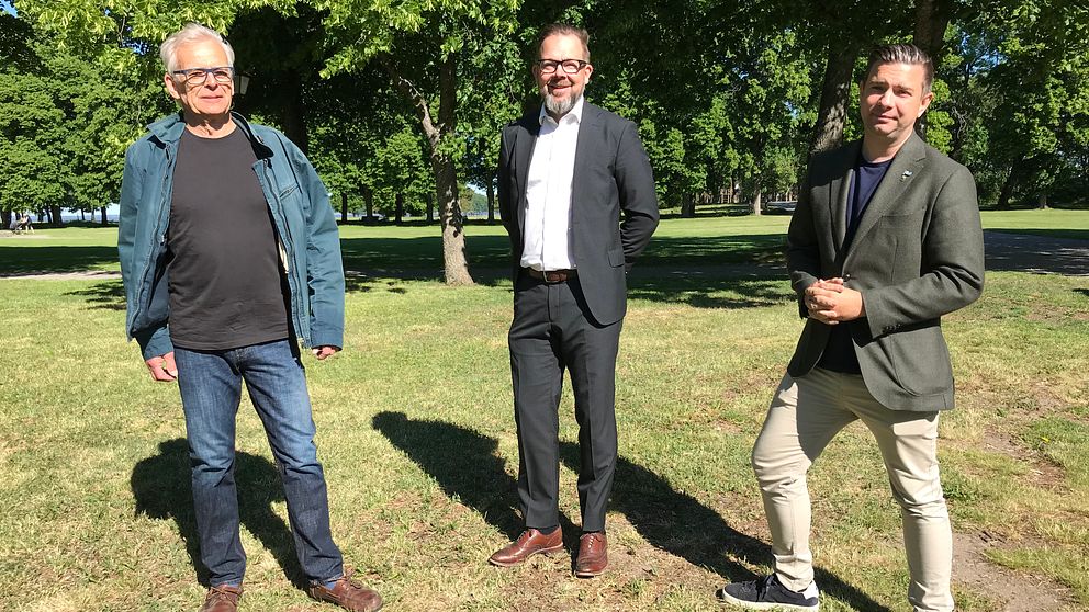 Eskiltunas tre kommunalråd Arne Jonsson (C), Jari Puustinen (M) och Jimmy Jansson (S) i Sundbyholms grönska.