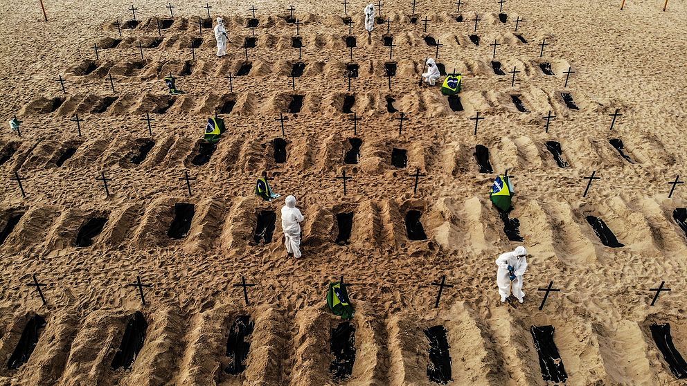 Aktivister gräver gravplatser på Copacabana i Rio de Janeiro, Brasilien.