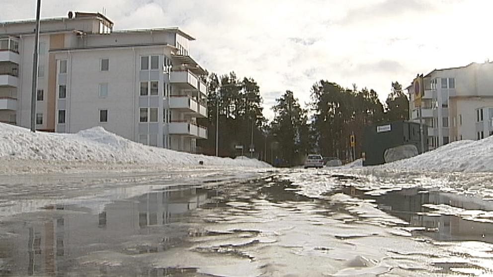 Extremt halt värre när mildluften förvandlade snön till is och vatten överallt. Så här såg det ut i jämtländska Östersund den 9 februari.
