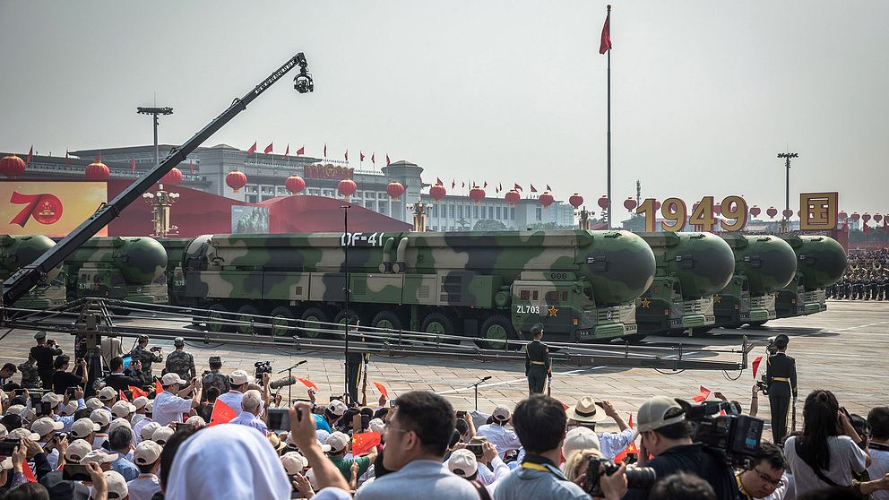 Nya interkontinental ballistiska kärnvapenrobotar (DF-41) på Himmelska fridens torg i Peking när Kina firar 70 år efter kommunisternas maktövertagande.