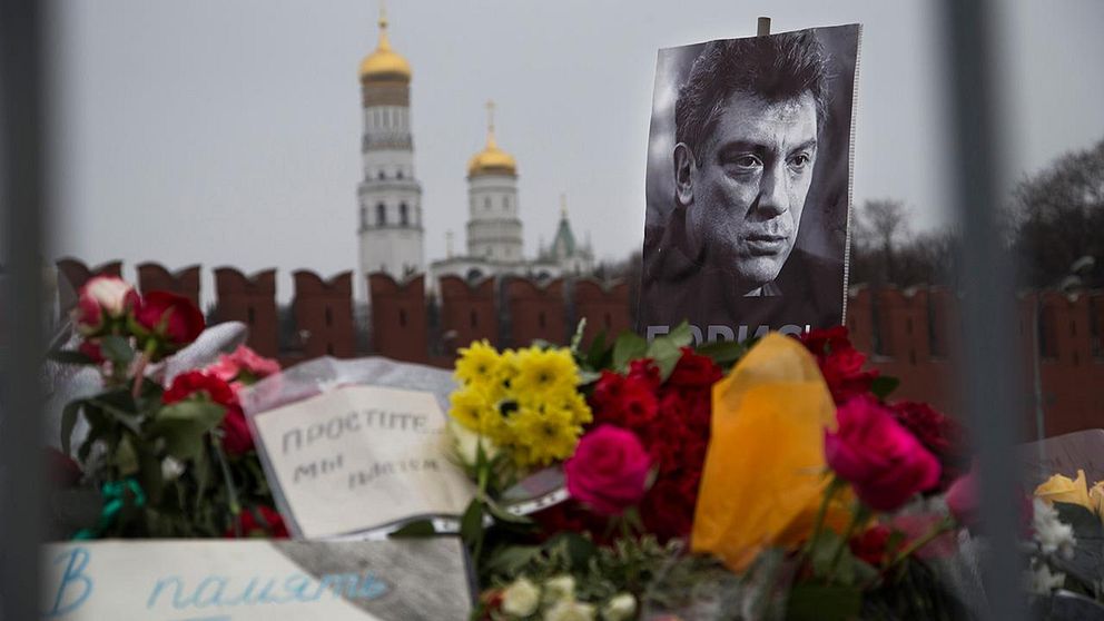 Blommor och en bild av Nemtsov på platsen där han mördades