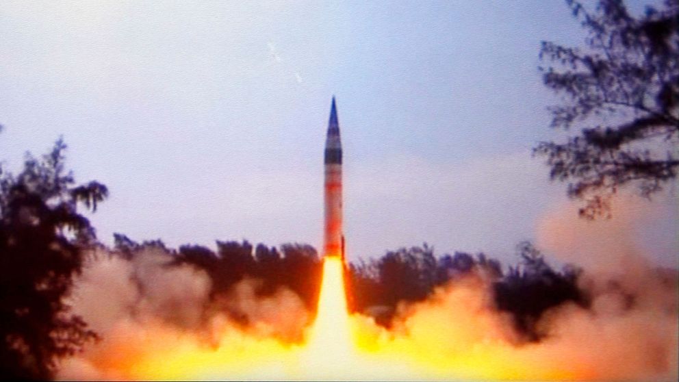 Stillbild av video när Indien provsköt kärnvapenroboten Agni-V som får en räckvidd på över 500 mil när den blir operativ.