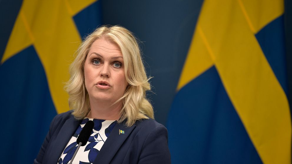 Socialminister Lena Hallengren under en pressträff med anledning av covid-19.