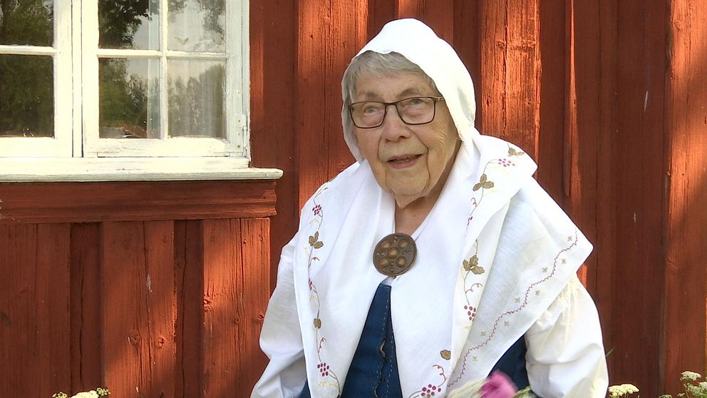 93-åriga Stina Hellqvist har firat midsommar med Värmlänningarna sedan starten 1954.