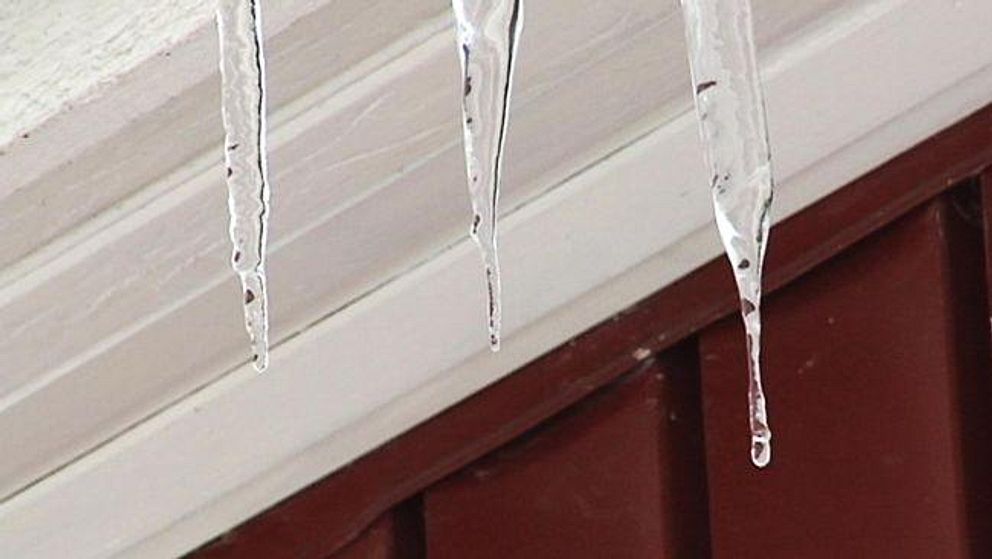 Snö smälter på tak
