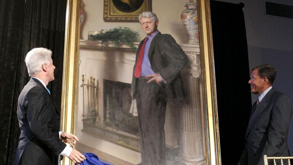 Skuggan bredvid Clinton är en subtil hänvisning till affären han hade med Monica Lewinsky.