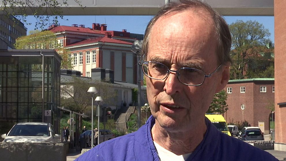 Kai Knudsen, docent och IVA-överläkare på Sahlgrenska sjukhuset, blir intervjuad av SVT Nyheter.