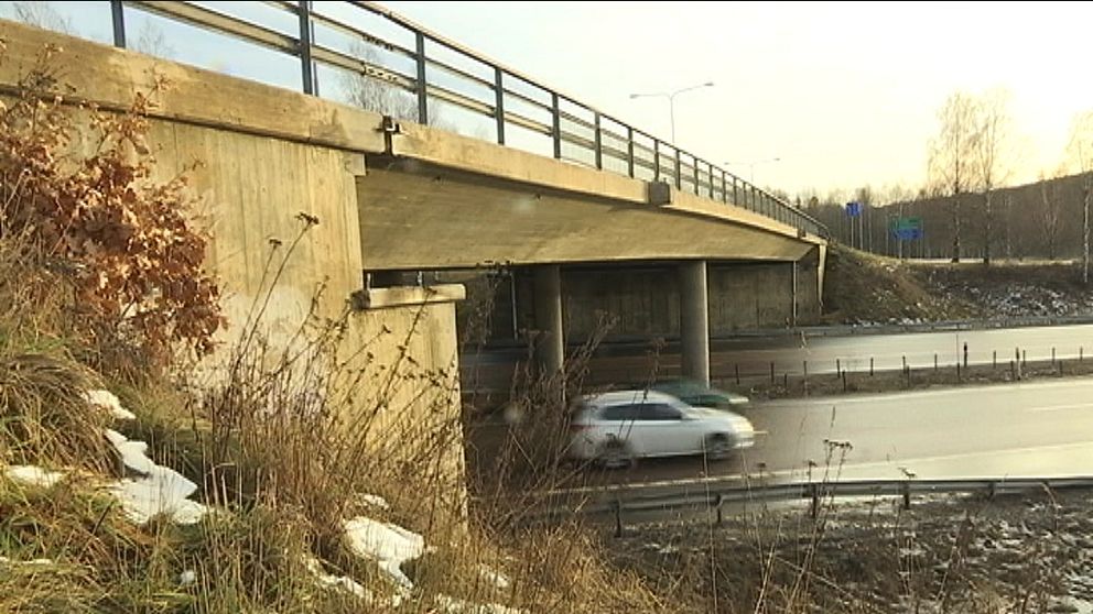Den aktuella bron över E4 i Timrå.