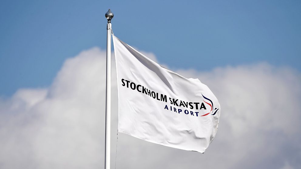 En flagga med texten ”Stockholm skavsta airport” vajar i vinden.