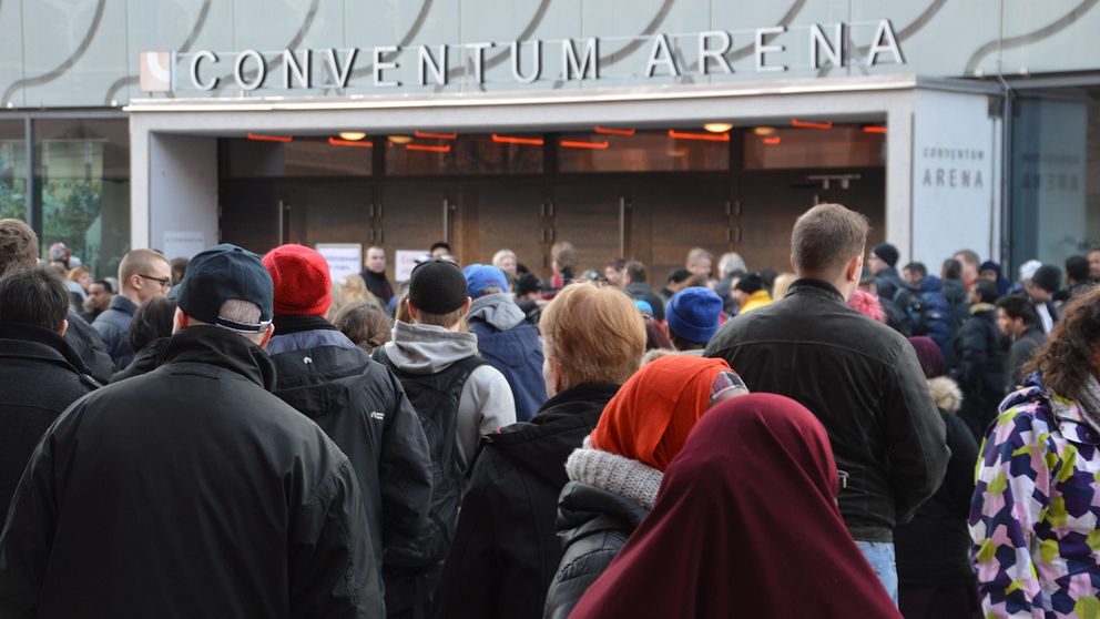 Kö av arbetssökande utanför Conventum i Örebro