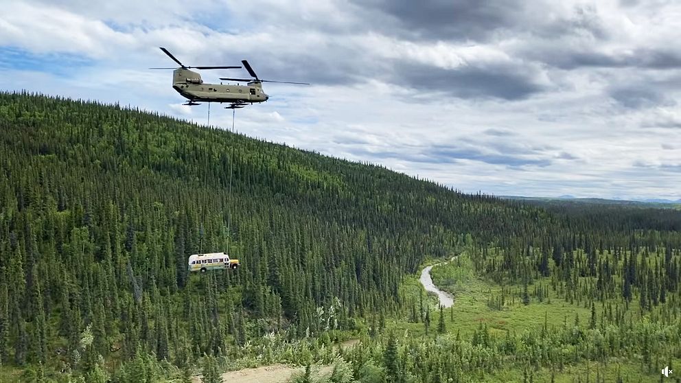 En militärhelikopter transporterar bort bussen känd från boken ”In i vildmarken”