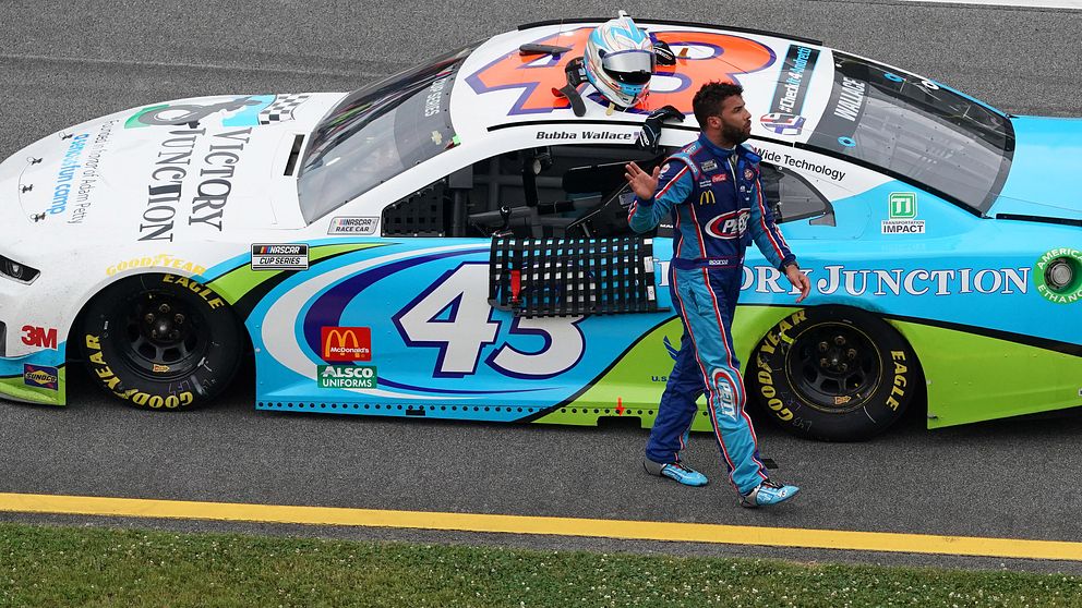 Nascarföraren Bubba Wallace vid sin bil.