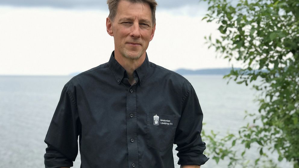 Anton Halldén, chef för Länsstyrelsens fiskeenhet, framför Vättern