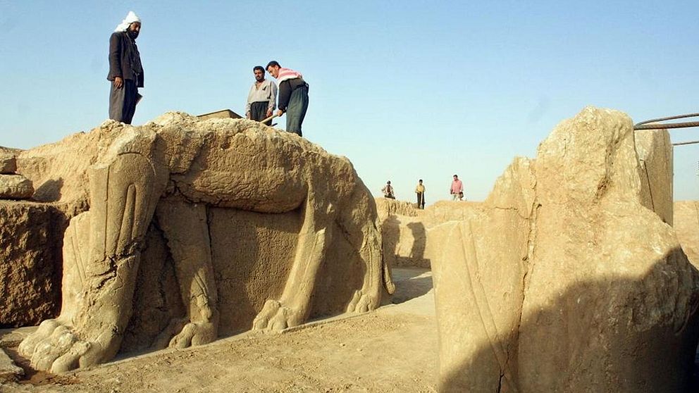 Terrorgruppen Islamiska staten (IS) har börjat skövla den antika assyriska staden Nimrud. Fornminnen krossas med bulldozer. På bilden jobbar arkeologer med att gräva fram verken 2001.