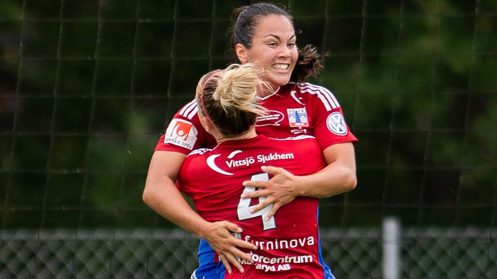 Vittsjös Michelle De Jongh joch Catherine Joan Bott jublar medan Piteås Cecilia Edlund deppar under fotbollsmatchen i Damallsvenskan mellan Vittsjö och Piteå den 19 augusti 2018 i Vittsjö.