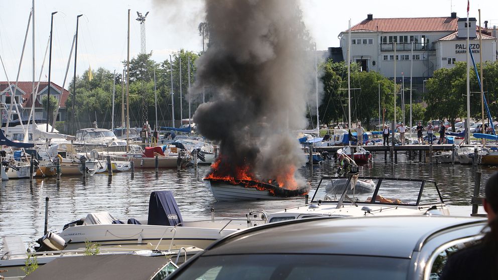 Den brinnande båten i hamnen vid Skarholmen, Sunnersta.