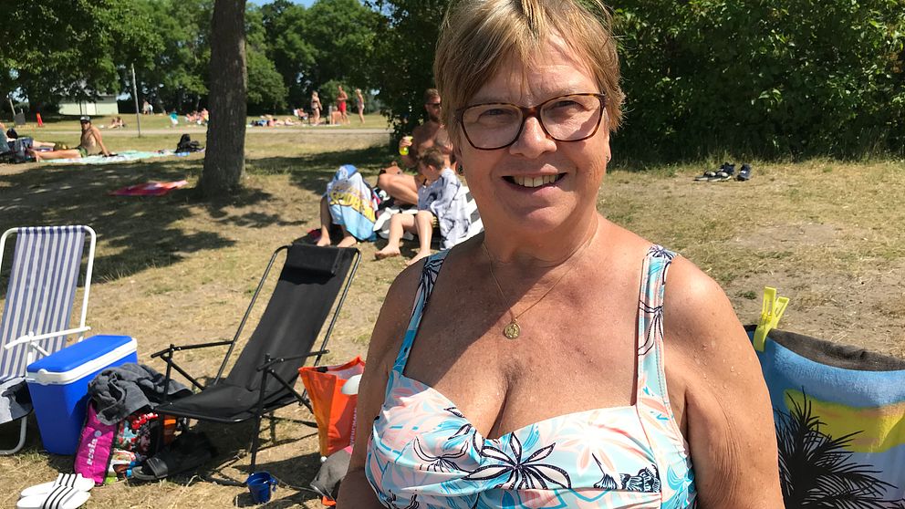 Margareta Carlsson på stranden vid Sundbyholm