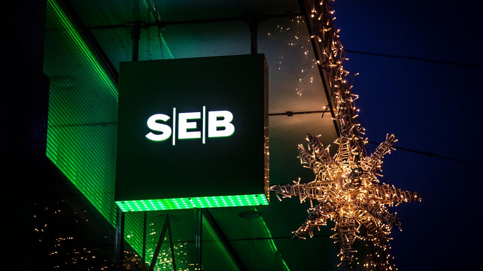Efter att FI granskat SEB:s verksamhet, väntas man under dagen meddela om vilka konsekvenser banken ska få. Arkivbild SEB-skylt.