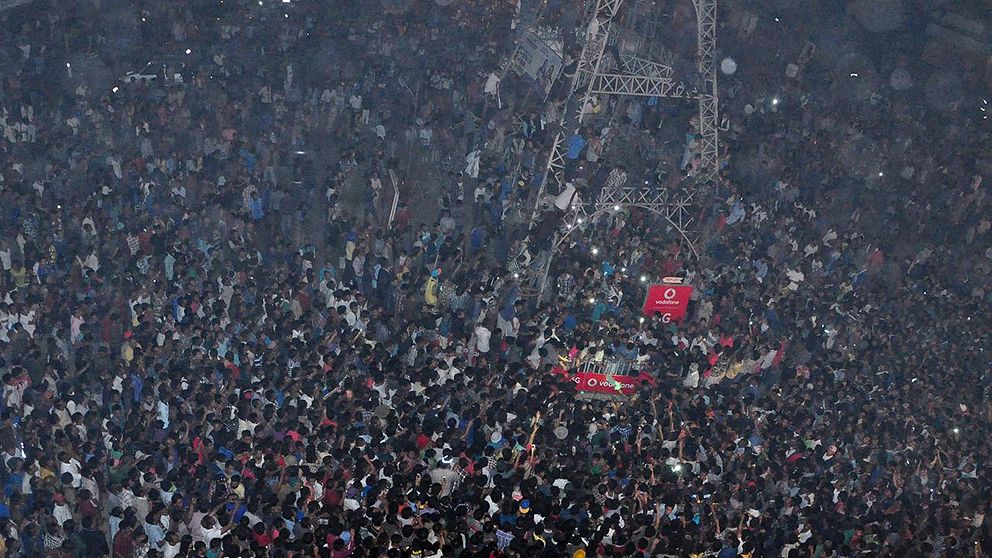 Folkmassan som lynchade våldtäktsmannen, som sägs ha varit en illegal invandrare från Bangladesh.