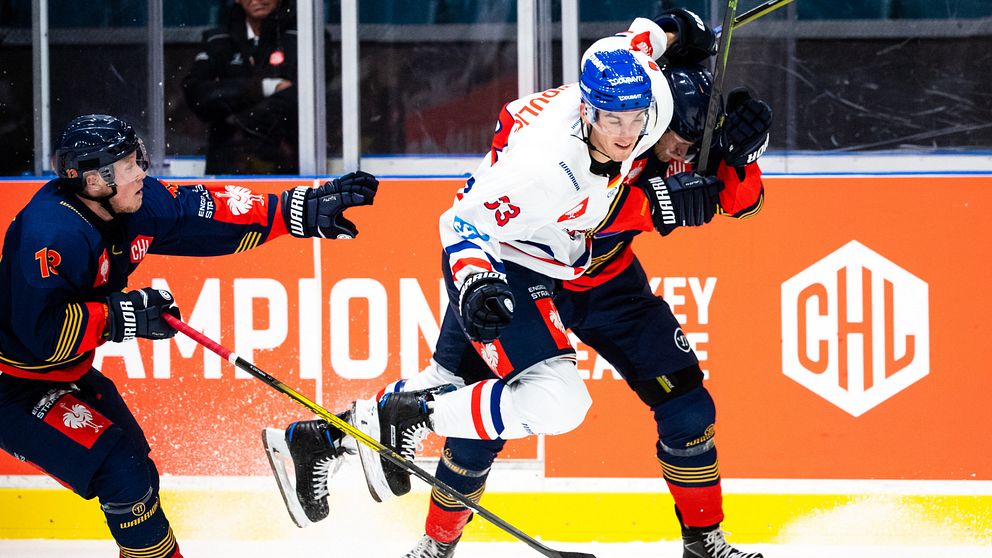 Borna Rendulic i Adler Mannheims vita tröja i en match mot Djurgården