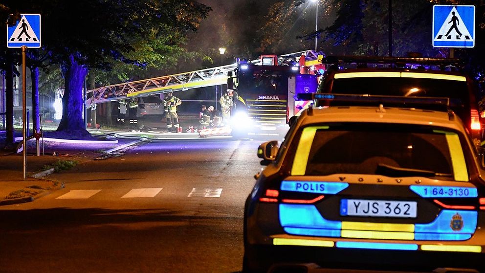 Polis och räddningstjänst på plats vid brand.