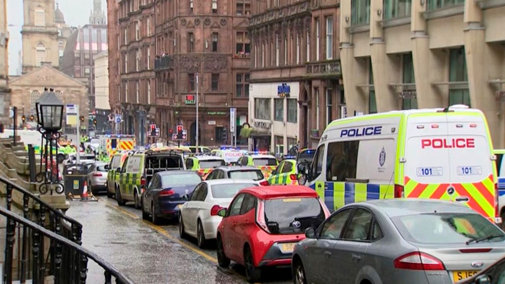 Polisbilar samlade utanför hotellet i Glasgow.