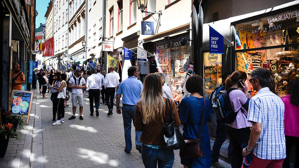 Turister flanerar på Västerlånggatan i Gamla Stan i Stockholm sommaren 2018.