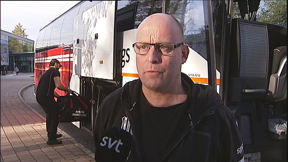 Piteå IF:s tränare står framför en buss och blir intervjuad av SVT.