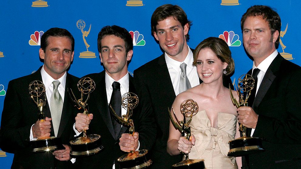 Skådespelarna från The Office håller varsin Emmy-statuett i handen.