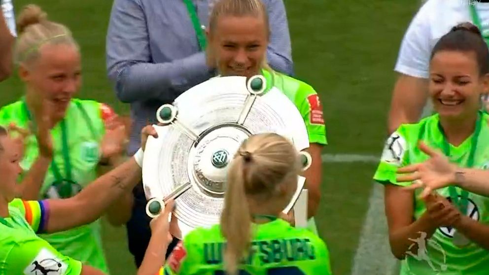 Fridolina Rolfö nätade i Wolfsburgs sista ligamatch, och fick sedan fira ligatiteln.