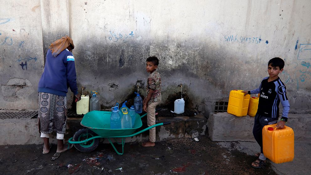 Dricksvatten hämtas i Sanaa i Jemen.