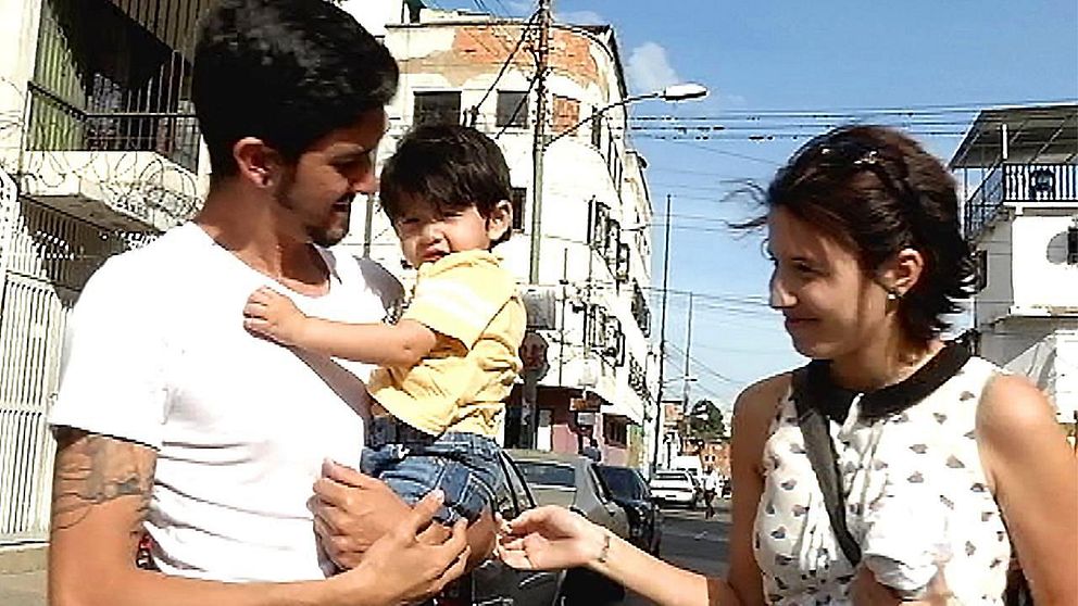 Det unga paret Adrián Pachón Quevedo och Génesis García Rodríguez har tröttnat och vill nu emigrera för att ge sin son en bättre framtid.