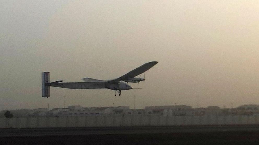 Flyget som drivs med solpaneler inleder sitt jordenruntförsök från Abu Dhabi