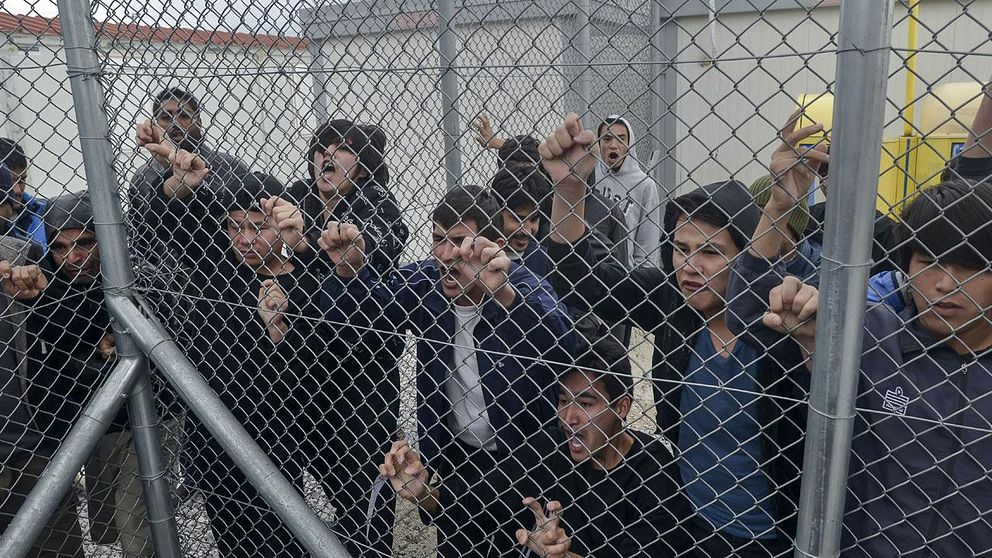 Migranter i ett läger norr om Athen
