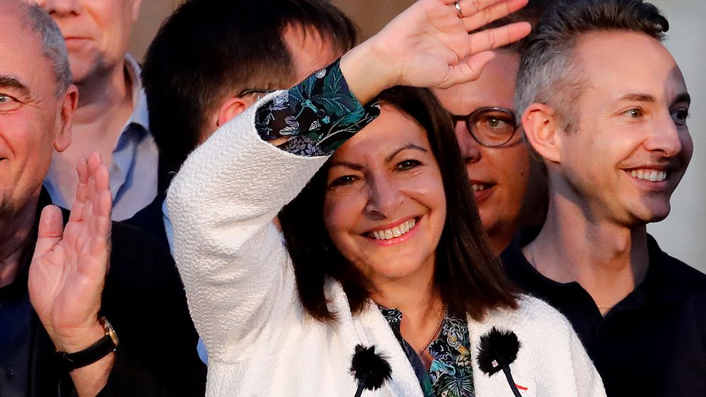 Socialisternas Anne Hidalgo vinkar glatt efter lokalvalet i Paris.