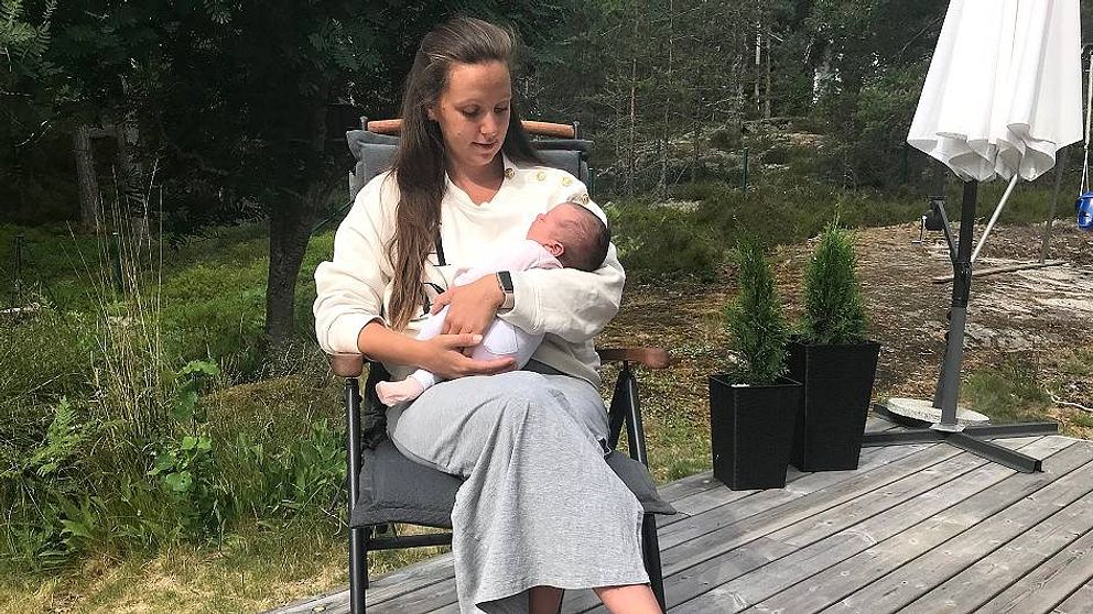 Emma Ehrenström sitter på altanen med sin dotter i famnen.