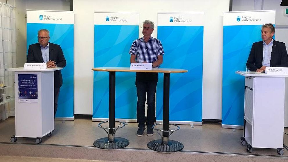 Tf regionchef Anders Sylvan står vid ett podium på presskonferens.