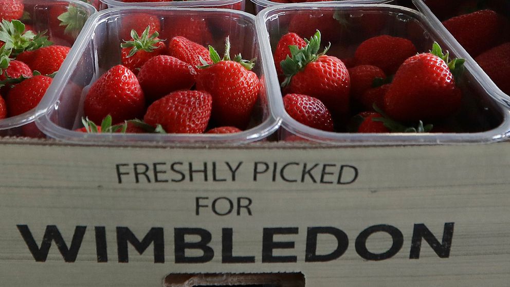 Wimbledon-jordgubbar skänks nu bort till sjukvårdspersonal.