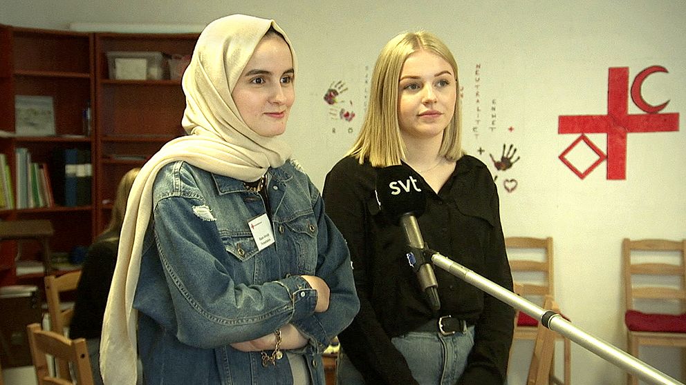 Razan och Julia är två av de totalt 60 ungdomar som kommer att sommarjobba på Röda korset och Erikshjälpen.