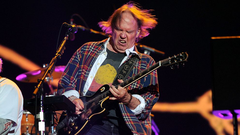 Arkivbild av musikern Neil Young när han framträder med bandet Crazy Horse i New York i september 2012.