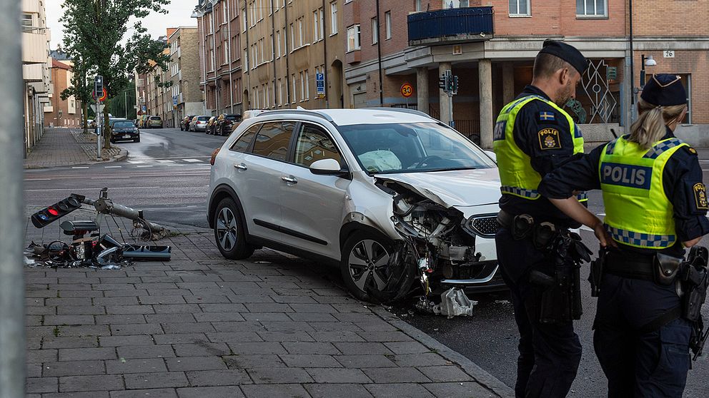 Vansinnesfärd slutade med krasch i centrala Norrköping mot en lycstolpe.