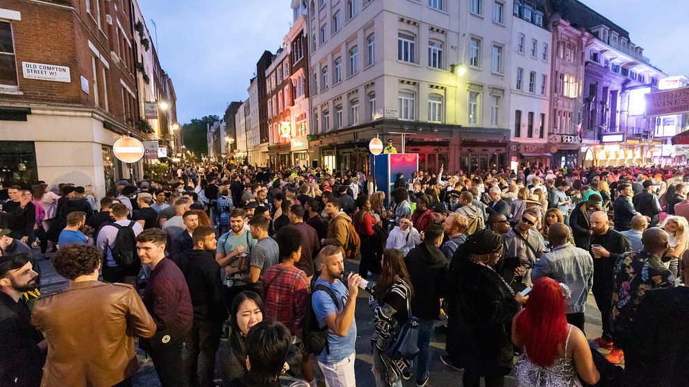 I Londonstadsdelen Soho var det trångt utanför pubarna på lördagskvällen när folk firade att det tre månader långa pubstoppet nu är hävt.